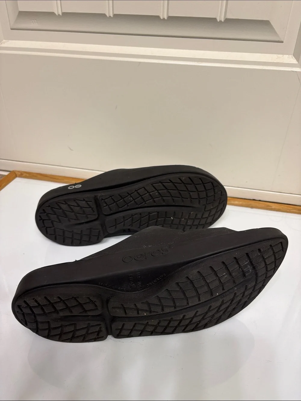 OOFOS Black Slip-On‎ Recovery Slides